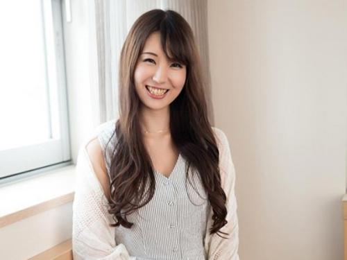 ＜人妻ナンパ＞街で見つけた欲求不満な美人妻に旦那とのセックス状況調査！ちょっとムズムズしてきた奥様は…