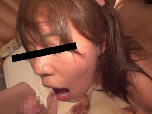 ＜本物レイプ＞恥部へと玩具を押し当て、喉奥へ肉棒を突き刺して快楽を堪能！興奮した男たちが背後から忍び寄り…