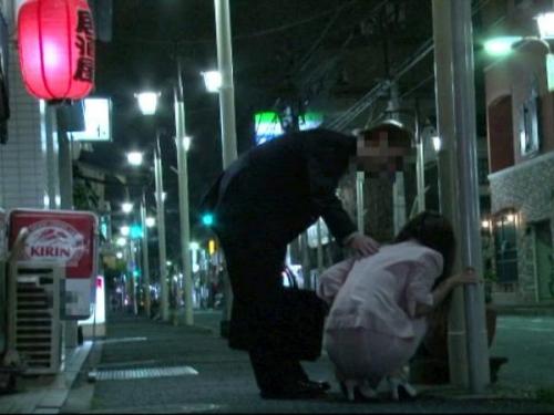 ＜本物レイプ＞深夜の道端で意識が朦朧としている女性を捕まえ介抱すると見せかけ泥酔レイプ！抵抗できない女に強制ピストン！
