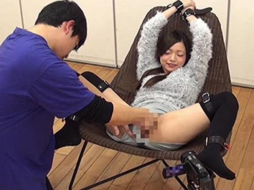 友達同士の男女がイカセゲーム！拘束した女友達を連続イカセられなかったら即セックス！イキ過ぎ理性崩壊でセックスを受け入れる