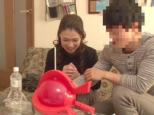 ＜熟女ナンパ＞「まさか私に興味あるの！？」部屋に連れ込まれたおばさんが若いイケメンといい感じになったら…