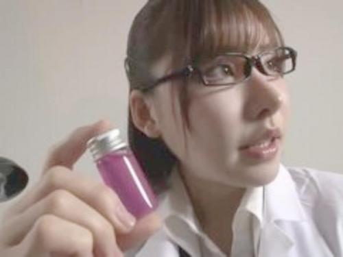 ＜女捜査官＞新型媚薬を使う悪質ヤリサーに潜入し黒幕を一網打尽にするつもりが、媚薬を飲まされて強烈な快感に耐えることに…