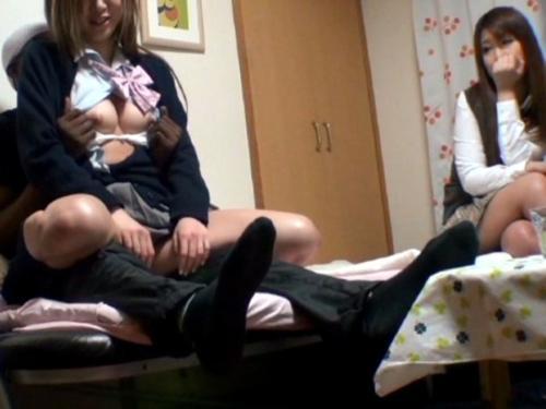 ＜ガチレイプ＞中出しによる友情破壊！裏切り…なすりつけ…金で友人を売った女子高生が見ている前で黒人による凌辱レイプ