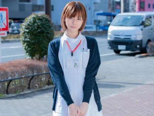 ＜素人ナンパ＞黒パンストのナースさんが戸惑いながらも献身的な手淫、口淫、挿入で射精のお手伝い！目の前のデカチンに赤面♡