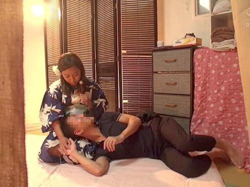 ＜危険日＞本当は19歳以上しか働けないと誘惑してくる浴衣少女！そうしている間にフル勃起したチンポと万札を手に握らせると…