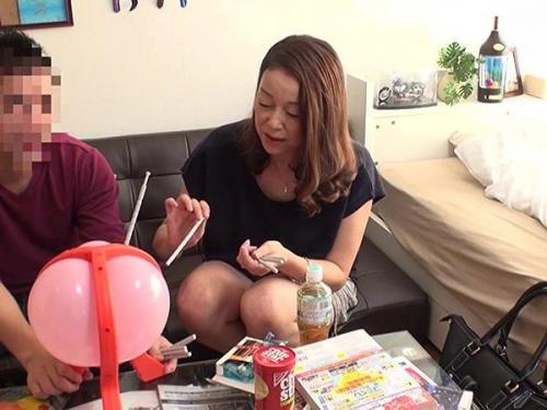 パンティ素股でカチカチち●ぽがアソコに擦れて赤面！夫以外の男にカラダを許してしまう！ド熟女たちの中出し不貞セックスを盗撮！