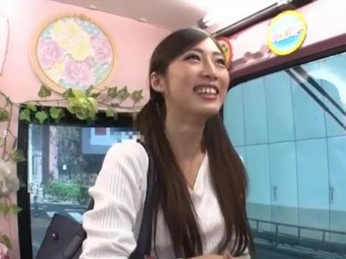 ＜素人ナンパ＞ギンギンに勃起したデカチンを素人娘が赤面まんコキ！女子大生が初めての素股に挑戦！クリトリスとチンポが擦れる