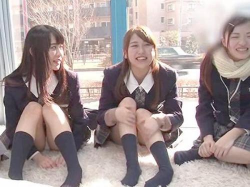 修学旅行でやってきた女子高生たちがマジックミラー号に乗車♪ちょっとエッチな質問から大胆になった彼女たちがセックスを♡