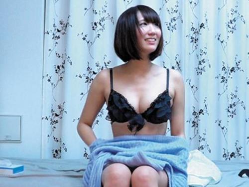 ＜素人ナンパ＞何で脱ぐの！？キスにも屈せずブラ姿で断固H拒否するも体まさぐりで全身敏感！手マンで2度イキ→挿入で巨乳…
