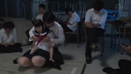 ＜ガチレイプ＞教室に制服姿の高校生を監禁…みんなの目の前で巨乳に吸い突き凌辱レイプ