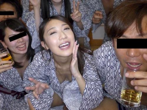 ＜寝取られ＞妻は仕事がデキるので、僕が逆寿退社で主夫となりました！時折、送られてくる宴会映像でまさかの…