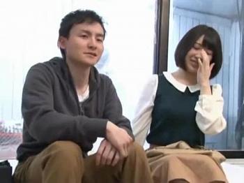 ＜モニタリング＞彼氏の目の前で童貞の友達にエッチな手ほどき！お金に目がくらみ筆おろし挿入までさせちゃう素人女子大生