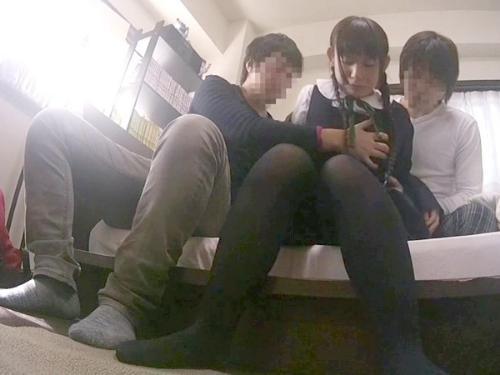 制服中出し＞ゆとり世代はみんな生中出ししている！？制服姿の少女と友人がいきなり目の前でセックスを始めたら…