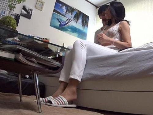 《熟女ナンパ盗撮》からかわれてるつもりで部屋に来たのが熟女の包容力！だが若い男は本気で口説きだし、人妻なのに服を脱ぎ…