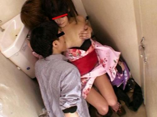 楽しい花火大会の帰り道が悪夢の時間に！近くの公衆トイレに押し込まれ、泣き叫ぶ少女の押さえ込み、犯しつくす！