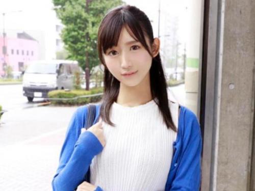 ＜素人ナンパ＞こんなに可愛い女の子がチャームポイントの可愛らしいアヒル口で男優チ○ポをいやらしくナメナメしてくれるなんて…