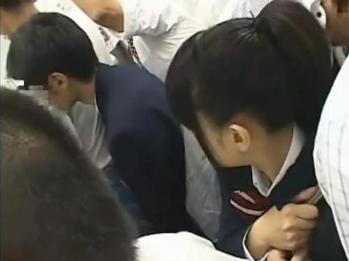 ＜本物レイプ＞彼女に狙いを定め襲ったところ拒絶しつつも身体を許していき…女子高生が電車の中で無理やり凌辱