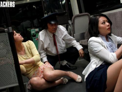 ＜ガチレイプ＞「おねがい、中には出さないで！！」バス事故の極限状態で運転手が豹変！女性乗客を無理やり犯し始めてしまう
