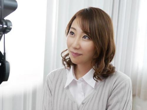 若い男の硬く勃起した巨根を深く咥え込み、ハードなピストンでイキまくり、3Pで連続中出しされて息も絶え絶えになっている人妻