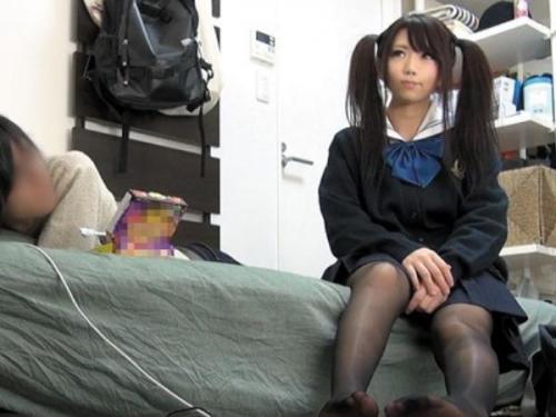 ＜素人ナンパ＞ガード全開→ガン無視で強引キスに硬直！？黒上セーラー服ギャルが目が泳ぎつつ抵抗するも巨根で大喘ぎw