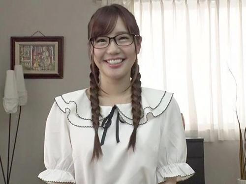 ＜素人ナンパ＞ムッツリスケベ心に火がつきエロ覚醒した文学美女は童貞生チ●ポを拒めない！ゆっくり入れてね♡