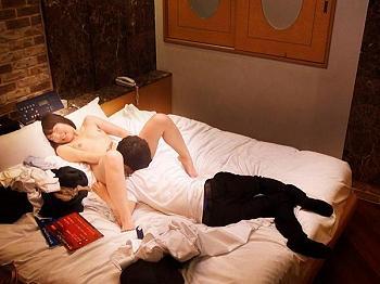 ラブホに来た人妻は旦那に内緒の背徳感で感度倍増！セックスに至るまでの生々しいやり取りも完全盗撮で中出しセックス