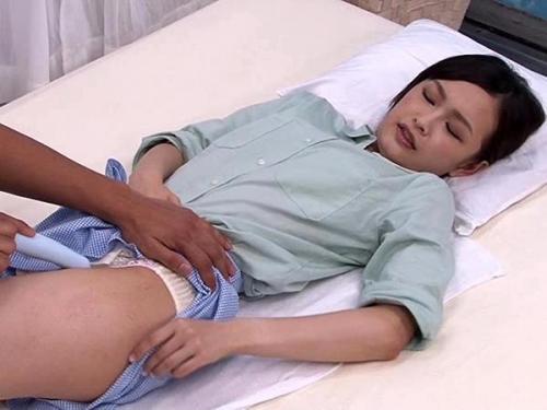 初めてあてる電マに、敏感なカラダから徐々に濡れる！夏休みに温泉旅行に来た友達同士のウブな女子大生が新型マッサージに挑戦