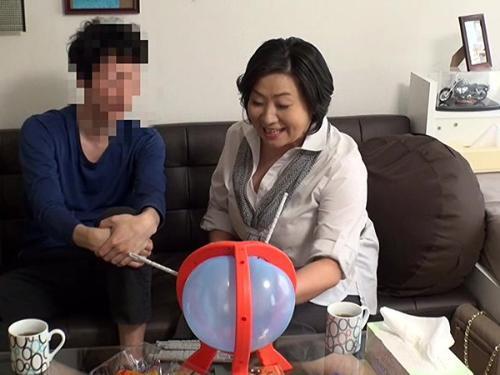 ＜五十路ナンパ＞50代以上の熟女に狙いを定めた若いナンパ師が、自慢のデカチンで熟女を連れ込む！他人棒をしゃぶってご満悦