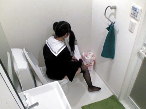 ＜素人ナンパ＞黒パンストの制服女子高生を盗撮カメラが仕掛けられた家に連れてきて発育中の生乳を掴み巨根で喘がせる！