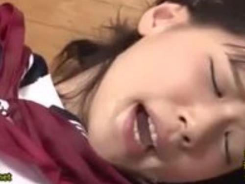 同じマンションに住む制服女子校生に制服着たままフェラ！チンポを膣内に欲しがる危険な欲望！危険な欲望が育ち盛りのおマンコに！