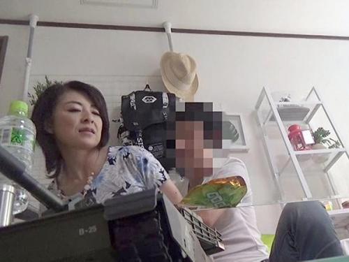 ＜人妻ナンパ＞スケベは生涯現役と公言する柔肌妻！今では若い男に恋をして全てを捧げ、ズブ濡れの股を開く！