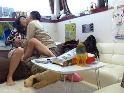 ＜熟女ナンパ＞ナンパ部屋にやってきた浮気妻たちの素顔と赤裸々な痴態！年下のイケメン男子に母性は疼き、がっつく姿に…
