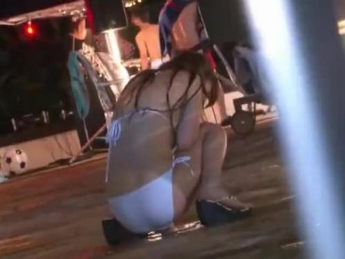 ＜ガチレイプ＞ナイトプールでパリピギャルを痴漢！無警戒なお姉さんを何度もイカセ…ビキニ娘を絶頂アクメで悶えさせる