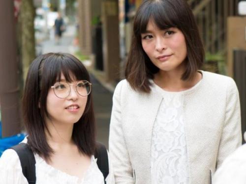 ＜素人ナンパ＞街で見かけた仲が良い母娘にアンケート調査！ちょっとずつエッチな内容になるアンケートに母親困惑だが…実は