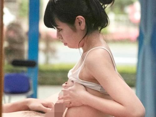 ＜素人ナンパ＞街ゆくAカップ女性に声を掛け、ミラー号に乗車！敏感になり性欲が高まったら微乳でもパイズリしちゃいます！