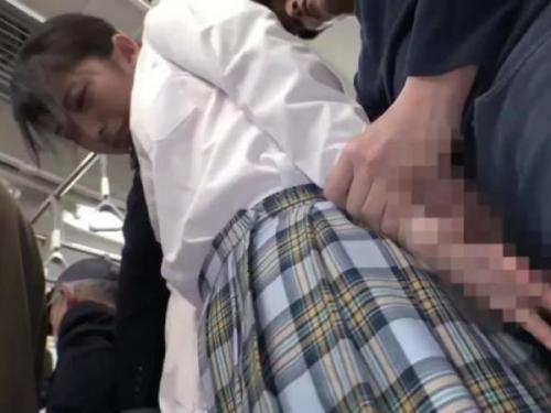 ＜ガチレイプ＞痴漢されても声を出して抵抗できない気弱な女子校生！立ちバックで激しくピストンされ、生まれたての子鹿のように