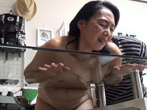 ＜熟女ナンパ＞激しい奥様の肉弾セックス！！長い舌とバキュームフェラで男のエキスを吸い尽くす！