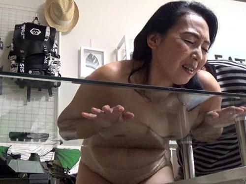 ＜熟女ナンパ＞アナコンダのような長い舌とバキュームフェラで男のエキスを吸い尽くす！激しい奥様の肉弾セックス！