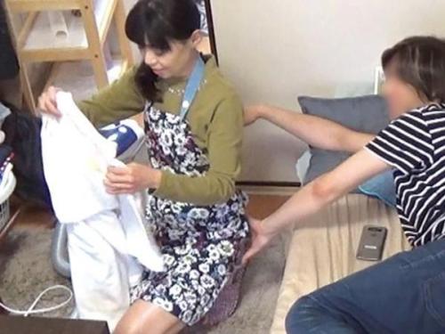 一体なにが起こるのか…密室で繰り広げられる男とおばさんのラブゲーム！おばさんレンタルサービスでやってきた熟女に…