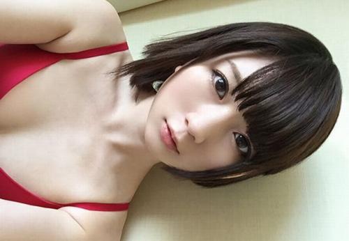 ロリ顔でちっぱい乳首が綺麗なピンク色で勃起しててエッチが大好きなようでチ●コを根元までしゃぶってくれる