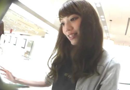 清楚系店員のロングスカート内を真下から盗撮したら純白パンツ履いててエロすぎる