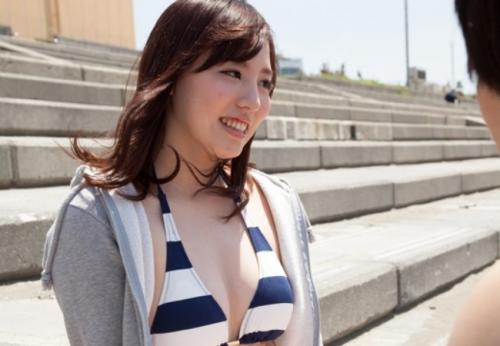 テンションが上がってる素人娘を真夏の海岸でナンパして捕まえてＳＥＸ