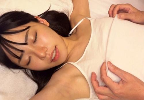 借金返済の肩代わりに裏ビデオに出演を決意する淫乱な母親に育てられた清楚美少女
