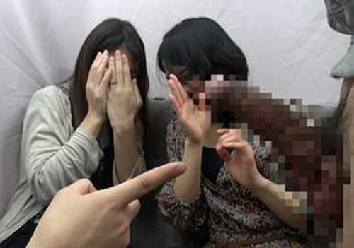 旦那より遥かにデカい童貞のチンコをうれしそうにデ頬張る人妻