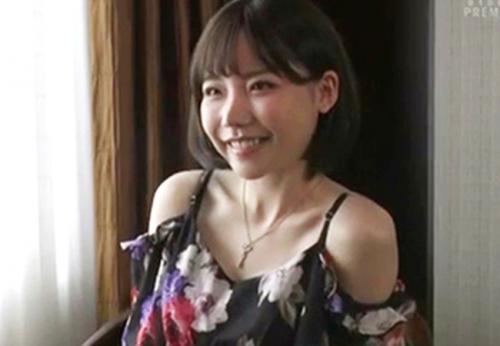 深田えいみ　チンポの構造を知り尽くしたおしゃぶり中毒の淫乱素人女子大生が衝撃デビュー