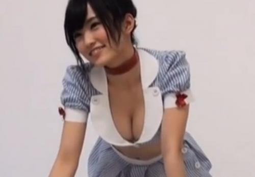 山本彩 巨乳谷間を見せつけるエッチなグラビア撮影風景が素晴らしい