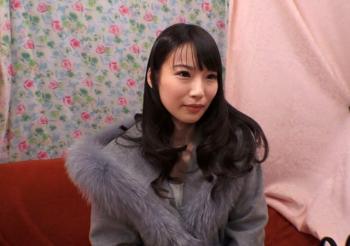 素人妻が童貞と一緒にAV鑑賞したら発情して勃起チ○コを生挿入して中出しさせる