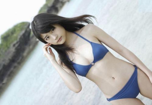 有村架純　おっぱいの谷間が拝める貴重な水着姿のグラビアシーン