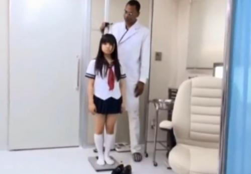 2m級黒人と無毛少女の人種を越えた身長差60cmのシックスナイン
