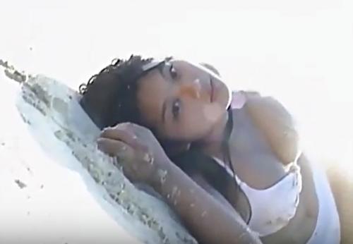 小池栄子　爆乳おっぱい過ぎて水着からほぼほぼ出ちゃっててエロい